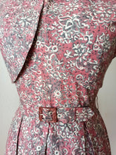 Laden Sie das Bild in den Galerie-Viewer, 1940s - Adorable Antic Pink Cotton Bolero Dress - W27 (68cm)

