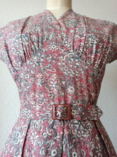 Laden Sie das Bild in den Galerie-Viewer, 1940s - Adorable Antic Pink Cotton Bolero Dress - W27 (68cm)

