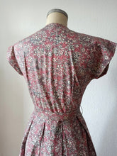 Laden Sie das Bild in den Galerie-Viewer, 1940s - Adorable Antic Pink Cotton Bolero Dress - W27 (68cm)
