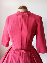 Laden Sie das Bild in den Galerie-Viewer, 1950s - RHONA ROY, USA - Adorable Pink Corduroy Dress - W24.5 (62cm)
