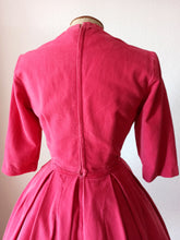 Laden Sie das Bild in den Galerie-Viewer, 1950s - RHONA ROY, USA - Adorable Pink Corduroy Dress - W24.5 (62cm)
