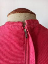 Laden Sie das Bild in den Galerie-Viewer, 1950s - RHONA ROY, USA - Adorable Pink Corduroy Dress - W24.5 (62cm)
