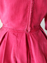 Laden Sie das Bild in den Galerie-Viewer, 1950s - RHONA ROY, USA - Adorable Pink Corduroy Dress - W24.5 (62cm)
