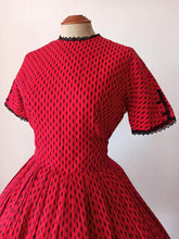 Laden Sie das Bild in den Galerie-Viewer, 1950s - LYNBROOK, USA - Stunning Red Cotton Dress - W27.5 (70cm)
