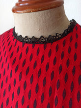 Laden Sie das Bild in den Galerie-Viewer, 1950s - LYNBROOK, USA - Stunning Red Cotton Dress - W27.5 (70cm)
