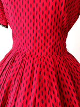 Laden Sie das Bild in den Galerie-Viewer, 1950s - LYNBROOK, USA - Stunning Red Cotton Dress - W27.5 (70cm)
