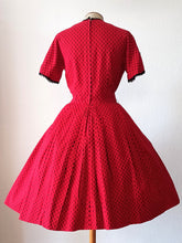 Laden Sie das Bild in den Galerie-Viewer, 1950s - LYNBROOK, USA - Stunning Red Cotton Dress - W27.5 (70cm)
