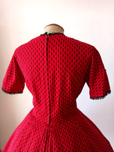 Laden Sie das Bild in den Galerie-Viewer, 1950s - LYNBROOK, USA - Stunning Red Cotton Dress - W27.5 (70cm)
