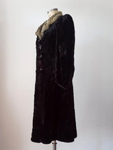 Charger l'image dans la galerie, 1930s 1940s - THIEMANN, Germany - Stunning Fur Coat
