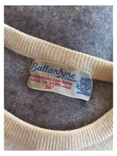 Laden Sie das Bild in den Galerie-Viewer, 1950s - BALLANTYNE, Scotland - Iconic Instarsia Cashmere Jumper - Sz 36

