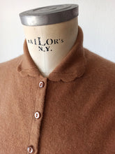Laden Sie das Bild in den Galerie-Viewer, 1950s - HOGG of HAWICK, Scotland - Gorgeous Cashmere Cardigan
