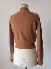 Laden Sie das Bild in den Galerie-Viewer, 1950s - HOGG of HAWICK, Scotland - Gorgeous Cashmere Cardigan
