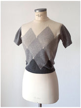 Laden Sie das Bild in den Galerie-Viewer, 1950s - BALLANTYNE, Scotland - Iconic Instarsia Cashmere Jumper - Sz 36
