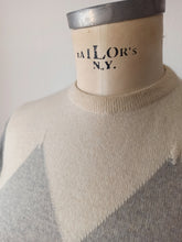 Laden Sie das Bild in den Galerie-Viewer, 1950s - BALLANTYNE, Scotland - Iconic Instarsia Cashmere Jumper - Sz 36
