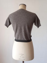 Laden Sie das Bild in den Galerie-Viewer, 1950s - BALLANTYNE, Scotland - Iconic Instarsia Cashmere Jumper - Sz 36
