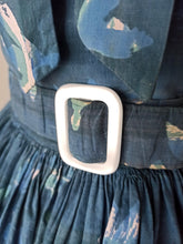 Load image into Gallery viewer, 1950s 1960s - Gorgeous Water Lilies Cotton Dress - W30 (76cm)
