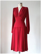 Charger l'image dans la galerie, 1940s - Stunning Burgundy Crepe Dress - W31 (78cm)

