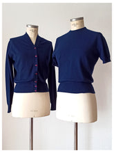 Cargar imagen en el visor de la galería, 1950s - PRINGLE, Scotland - Dark Oxford Blue Cashmere Twin Set - Sz 40
