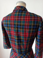 Cargar imagen en el visor de la galería, 1940s - Gorgeous Tartan Wool Dress - W30 (76cm)
