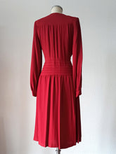 Charger l'image dans la galerie, 1940s - Stunning Burgundy Crepe Dress - W31 (78cm)

