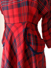 Cargar imagen en el visor de la galería, 1940s - Gorgeous Tartan Flannel Wool Dress - W30 (76cm)
