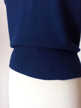 Cargar imagen en el visor de la galería, 1950s - PRINGLE, Scotland - Dark Oxford Blue Cashmere Twin Set - Sz 40
