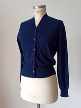 Cargar imagen en el visor de la galería, 1950s - PRINGLE, Scotland - Dark Oxford Blue Cashmere Twin Set - Sz 40
