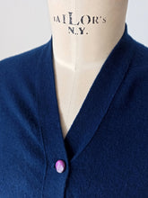 Cargar imagen en el visor de la galería, 1950s - PRINGLE, Scotland - Dark Oxford Blue Cashmere Twin Set - Sz 40
