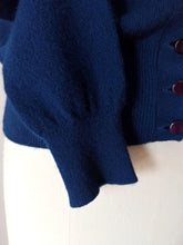 Cargar imagen en el visor de la galería, 1950s - PRINGLE, Scotland - Dark Oxford Blue Cashmere Twin Set - Sz 40
