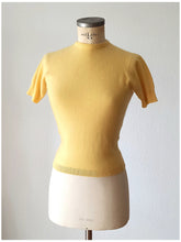 Charger l'image dans la galerie, 1950s - BALLANTYNE, Scotland - Buttercream Cashmere Jumper

