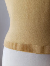 Charger l'image dans la galerie, 1950s - BALLANTYNE, Scotland - Buttercream Cashmere Jumper
