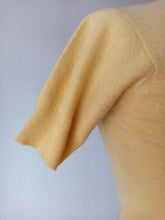 Charger l'image dans la galerie, 1950s - BALLANTYNE, Scotland - Buttercream Cashmere Jumper
