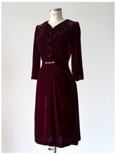 Charger l'image dans la galerie, 1930s 1940s - Superb Wine Velvet Beaded Dress - W30 (76cm)
