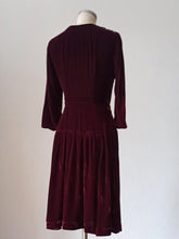 Charger l'image dans la galerie, 1930s 1940s - Superb Wine Velvet Beaded Dress - W30 (76cm)
