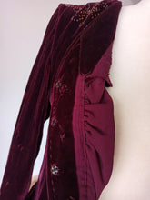 Charger l'image dans la galerie, 1930s 1940s - Superb Wine Velvet Beaded Dress - W30 (76cm)
