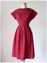 Laden Sie das Bild in den Galerie-Viewer, 1950s - KERRYBROOKE, USA - Delicious Red Tartan Dress - W28.5 (72cm)
