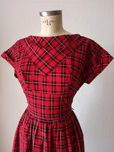Laden Sie das Bild in den Galerie-Viewer, 1950s - KERRYBROOKE, USA - Delicious Red Tartan Dress - W28.5 (72cm)
