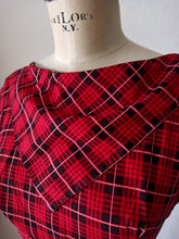Laden Sie das Bild in den Galerie-Viewer, 1950s - KERRYBROOKE, USA - Delicious Red Tartan Dress - W28.5 (72cm)
