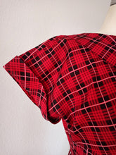 Laden Sie das Bild in den Galerie-Viewer, 1950s - KERRYBROOKE, USA - Delicious Red Tartan Dress - W28.5 (72cm)
