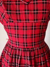 Laden Sie das Bild in den Galerie-Viewer, 1950s - KERRYBROOKE, USA - Delicious Red Tartan Dress - W28.5 (72cm)
