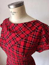 Laden Sie das Bild in den Galerie-Viewer, 1950s - KERRYBROOKE, USA - Delicious Red Tartan Dress - W28.5 (72cm)
