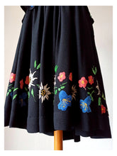 Charger l'image dans la galerie, 1940s - Precious Black Crepe Embroidery Dress - W28.5 (72cm)
