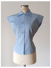 Laden Sie das Bild in den Galerie-Viewer, 1950s - ERGÉ, France - Adorable Embroidered Leaves Blouse - W32 (82cm)
