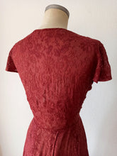 Cargar imagen en el visor de la galería, 1940s - Exquisite Tudor Brown Smoked Cotton Dress - W27.5 (70cm)
