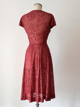 Cargar imagen en el visor de la galería, 1940s - Exquisite Tudor Brown Smoked Cotton Dress - W27.5 (70cm)
