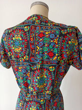 Cargar imagen en el visor de la galería, 1940s - PARIS - Gorgeous Colorful Rayon Dress - W30 (76cm)
