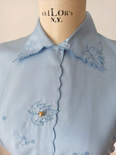 Laden Sie das Bild in den Galerie-Viewer, 1950s - ERGÉ, France - Adorable Embroidered Leaves Blouse - W32 (82cm)
