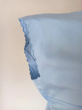 Laden Sie das Bild in den Galerie-Viewer, 1950s - ERGÉ, France - Adorable Embroidered Leaves Blouse - W32 (82cm)
