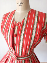 Cargar imagen en el visor de la galería, 1950s - PARIS - Delightful Cotton Bolero Dress - W26 (66cm)
