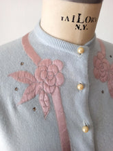 Cargar imagen en el visor de la galería, 1950s - Adorable Roses &amp; Rhinestones Soft Wool Cardigan
